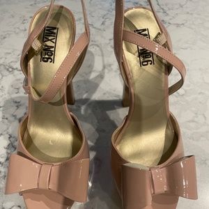 Soft rose bow open-toe high heels.